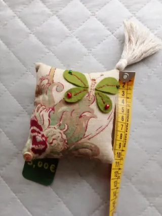 Alfiletero mariposa decorado