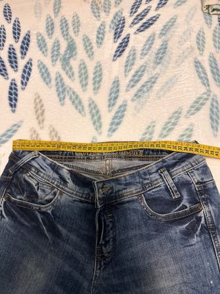 Pantalón vaquero azul desgastado