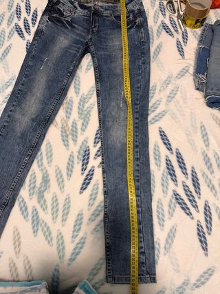 Pantalón vaquero azul desgastado