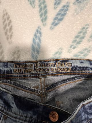 Pantalón vaquero azul desgastado