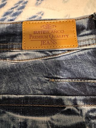 Pantalón vaquero azul desgastado