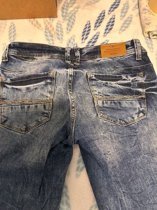 Pantalón vaquero azul desgastado
