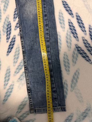 Pantalón vaquero azul desgastado