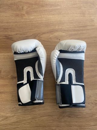 Guantes de boxeo blancos y negros