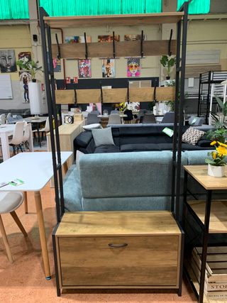 Zapatero con colgador de metal y madera