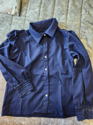 Camisa azul con encaje