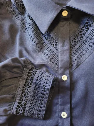 Camisa azul con encaje