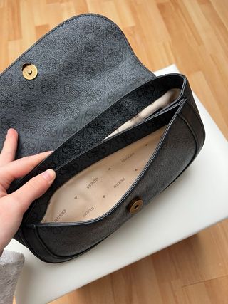 Bolso Guess Negro y Dorado