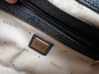 Bolso Guess Negro y Dorado