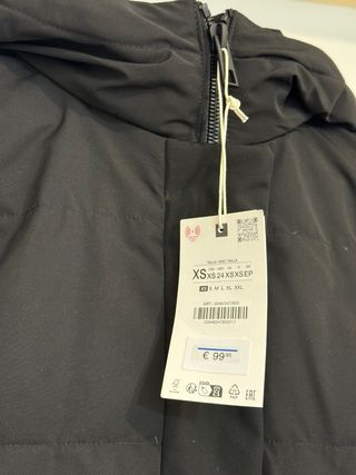 Abrigo largo plumas negro Zara