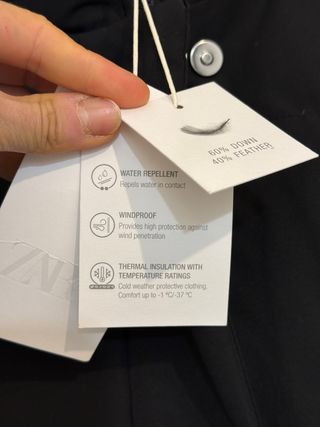 Abrigo largo plumas negro Zara