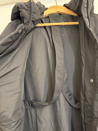 Abrigo largo plumas negro Zara