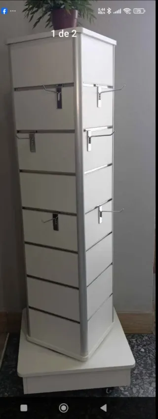 Estantería giratoria con ganchos