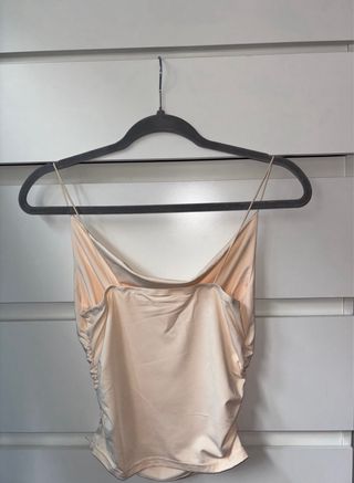 Camiseta tirantes satinada beige