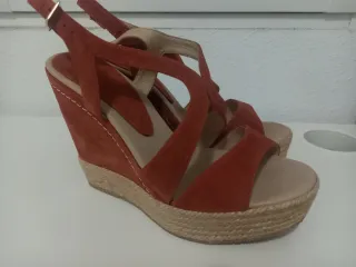 Sandalias de cuña naranjas y beige