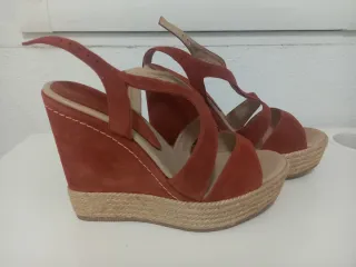 Sandalias de cuña naranjas y beige