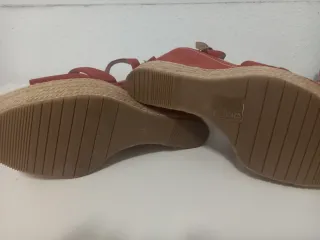 Sandalias de cuña naranjas y beige