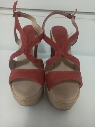 Sandalias de cuña naranjas y beige