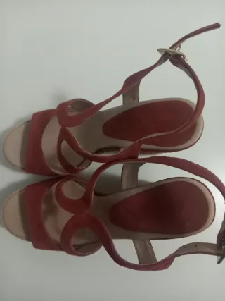 Sandalias de cuña naranjas y beige