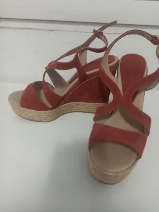 Sandalias de cuña naranjas y beige