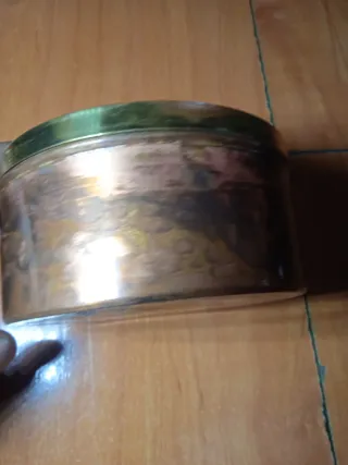 Caja antigua de metal dorada y cobre