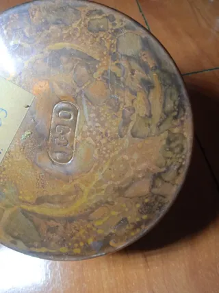 Caja antigua de metal dorada y cobre