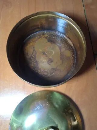 Caja antigua de metal dorada y cobre