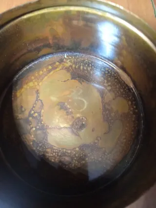 Caja antigua de metal dorada y cobre