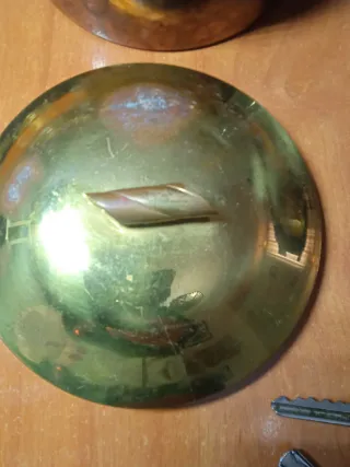 Caja antigua de metal dorada y cobre