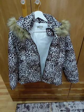 Chaqueta con estampado de leopardo y capucha
