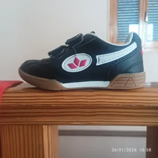 Zapatillas deportivas negras y rojas