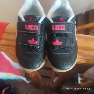 Zapatillas deportivas negras y rojas