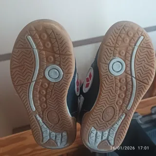 Zapatillas deportivas negras y rojas