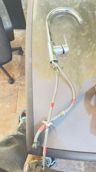 Grifo de lavabo metálico plateado