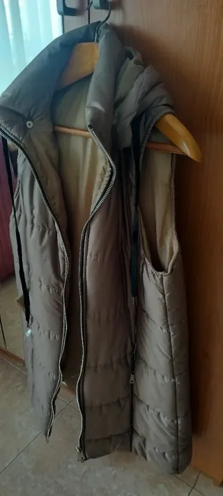 Abrigo acolchado sin mangas