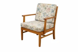 Sillón de tela y madera floral