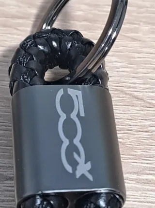 Llavero trenzado negro con logo FIAT 500