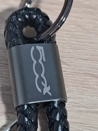 Llavero trenzado negro con logo FIAT 500