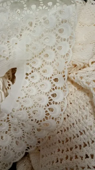 Colcha y piezas de ganchillo y encaje