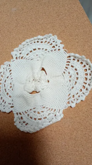 Colcha y piezas de ganchillo y encaje