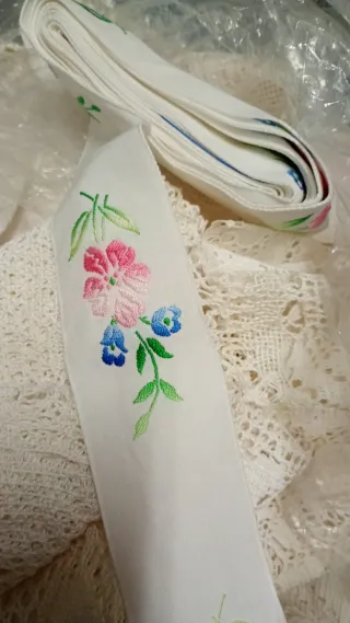 Colcha y piezas de ganchillo y encaje