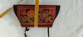 Pochette in pelle con fiori.