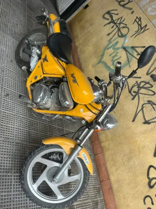 Moto Daelim 125 cc Custom Amarilla