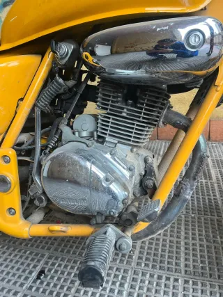 Moto Daelim 125 cc Custom Amarilla