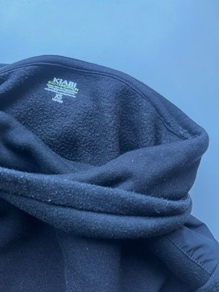 Sudadera negra cuello alto