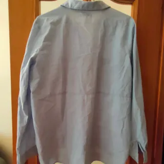 Camisa azul bordada flores