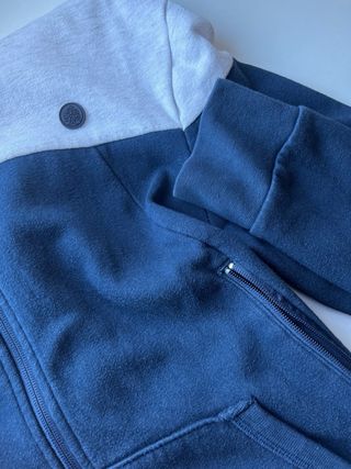 Chaqueta con cremallera azul y gris