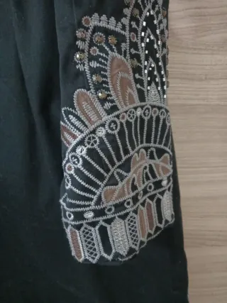 Abrigo negro con bordados