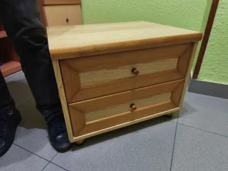 Mesita de noche de madera