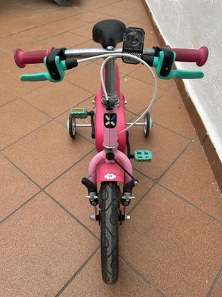 Bicicleta infantil rosa con ruedines